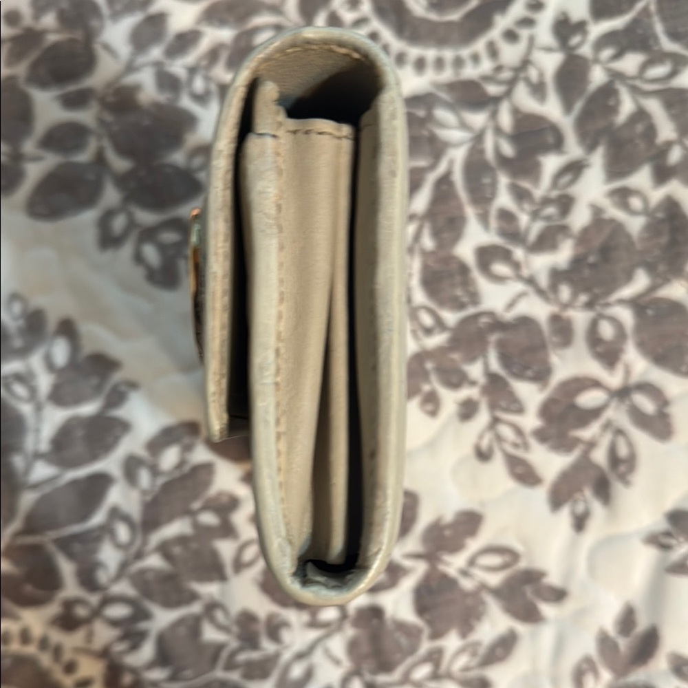 Gucci Guccissima Cream Leather Wallet with Gold GG Accent - Picture 5 of 10